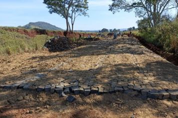 Calçamento da estrada que liga Alemoa à Siqueira Campos é retomado.