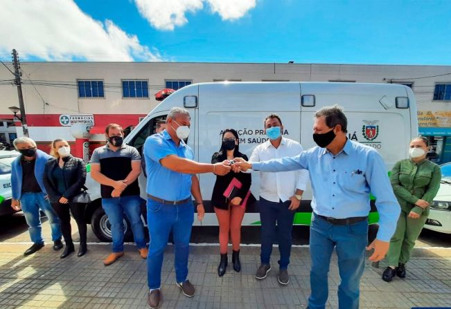 Prefeito Germano entrega ambulância e carro para saúde