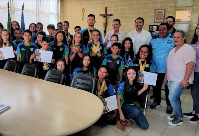 Atletas premiados em Campeonatos Brasileiros são homenageados no gabinete do Prefeito