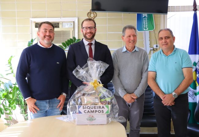 Prefeito Germano homenageia Juiz Gustavo Daniel Marchini em reunião de despedida e agradecimentos.